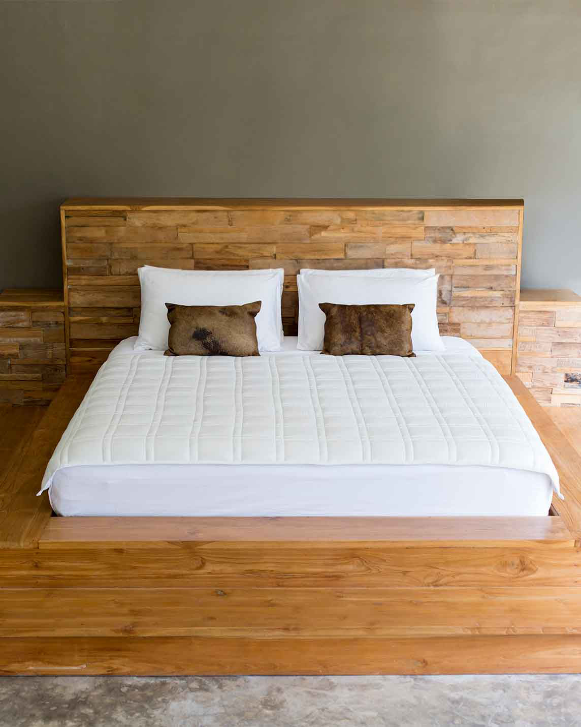 A full bed with a weighted blanket on top in white [42934587818203,43631556591835,42934587850971,43631556952283,44422804340955,44422811287771, 44422813090011,44422814826715, 47185819795675, 47185819861211, 47185820090587, 47185820057819, 47185819828443, 47185819893979, 47185819992283, 47185820025051]