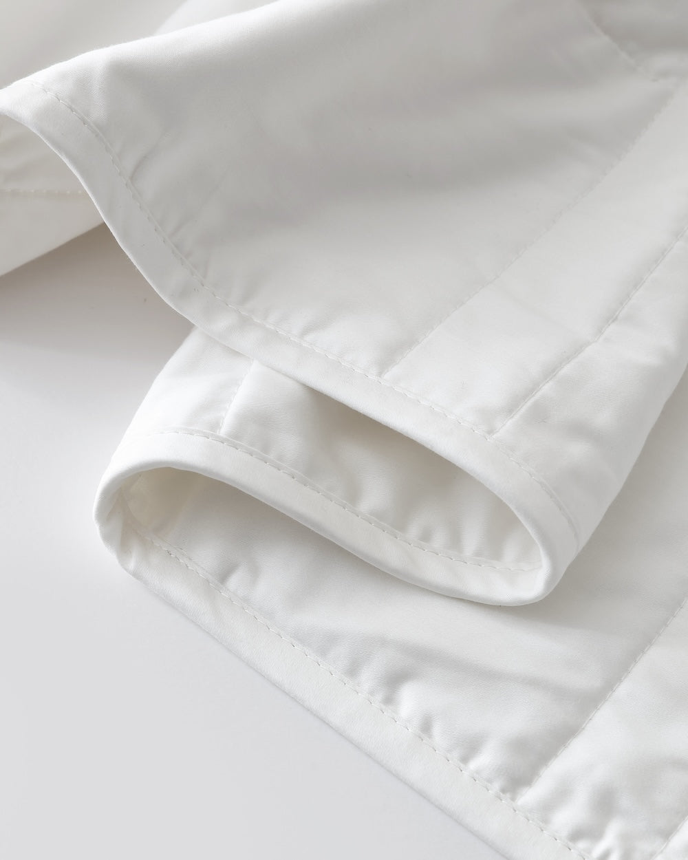 Detailed image of white weighted blanket [42934587621595, 45574417809627, 42934587883739, 46452819001563, 42934587850971, 46452818444507, 42934587818203, 45574417940699, 47185819697371, 47185819795675, 47185819861211, 47185819926747]
