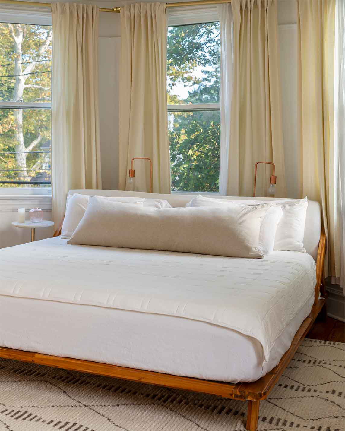 A king size white weighted blanket 25lb on a king bed showing little overhang [42934587883739, 46452819001563, 47185819926747]